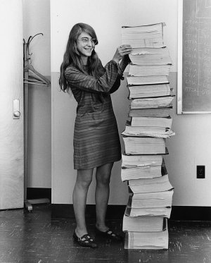 Domaine public -  Margaret Hamilton et les listages du logiciel du programme Apollo 11.