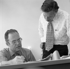 Gordon Moore (g.) et Robert Noyce chez Intel en 1970 | (c) Intel Free Press (Wikipedia Gordon Moore)