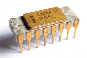 Un microprocesseur Intel 4004 dans 1 boîtier broché en céramique | Thomas Nguyen Wikipedia 