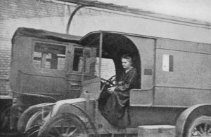 Marie Curie au volant de sa voiture radiologique | Domaine public Wikipédia