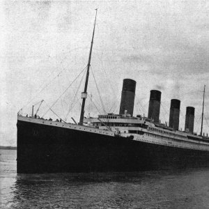 Le Titanic au départ de Southampton (10/4/1912)| Domaine public Francis Godolphin Osbourne Stuart 